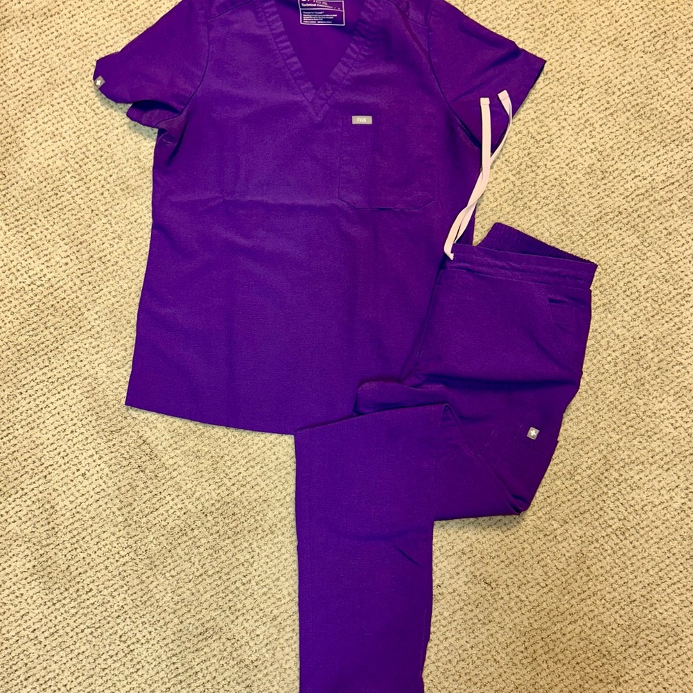 FIGS scrub set